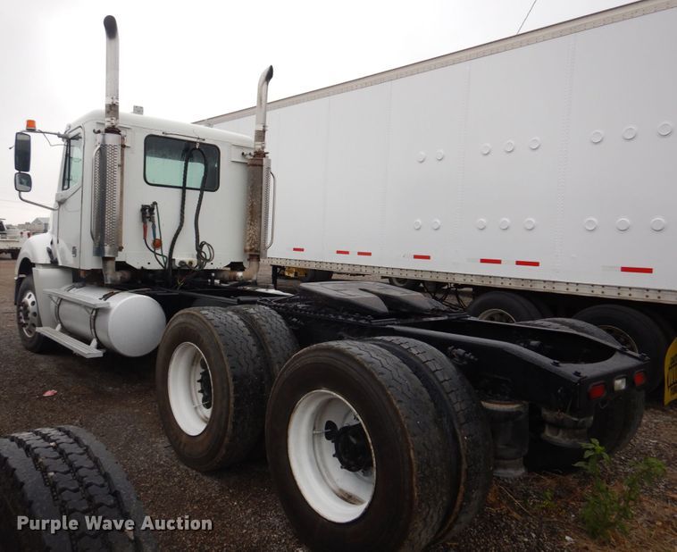 image for item IM9552 2007 Freightliner Columbia 120  semi truck