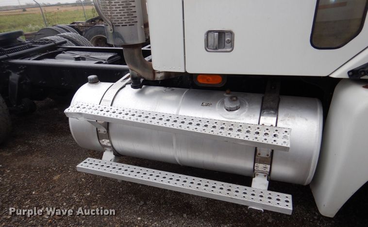 image for item IM9552 2007 Freightliner Columbia 120  semi truck