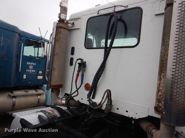 image for item IM9552 2007 Freightliner Columbia 120  semi truck