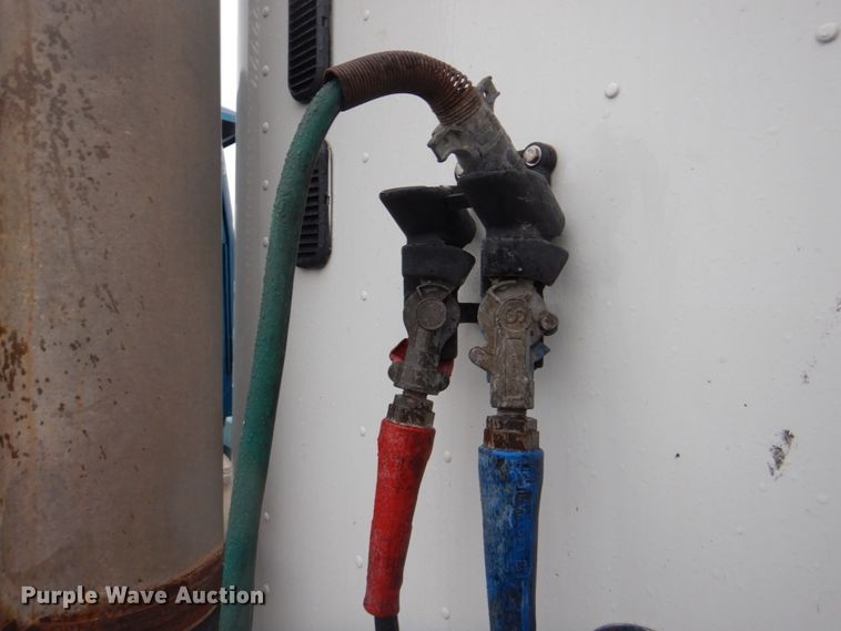 image for item IM9552 2007 Freightliner Columbia 120  semi truck