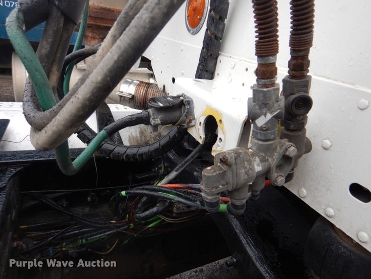 image for item IM9552 2007 Freightliner Columbia 120  semi truck