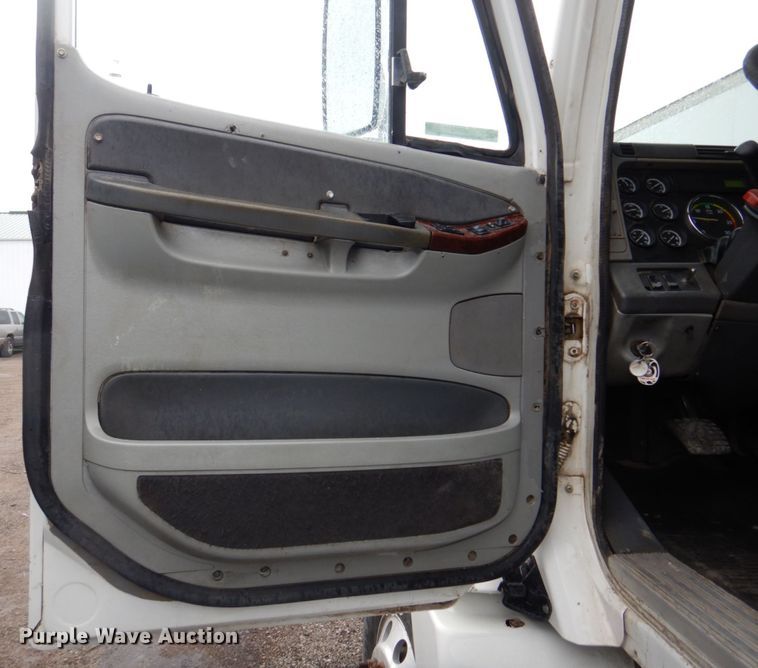 image for item IM9552 2007 Freightliner Columbia 120  semi truck