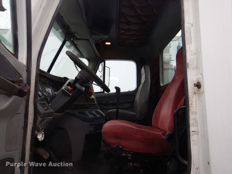 image for item IM9552 2007 Freightliner Columbia 120  semi truck