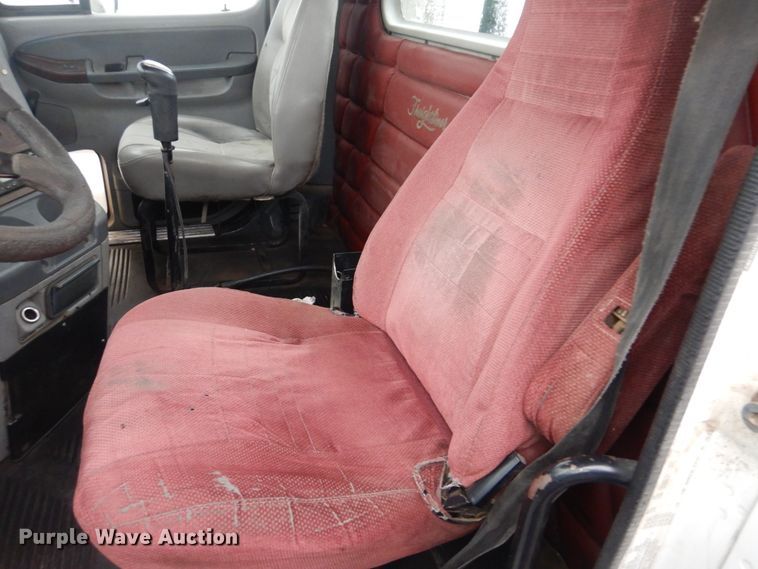 image for item IM9552 2007 Freightliner Columbia 120  semi truck