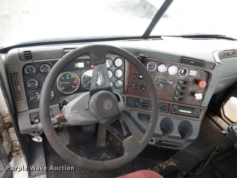 image for item IM9552 2007 Freightliner Columbia 120  semi truck