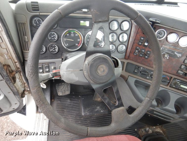 image for item IM9552 2007 Freightliner Columbia 120  semi truck