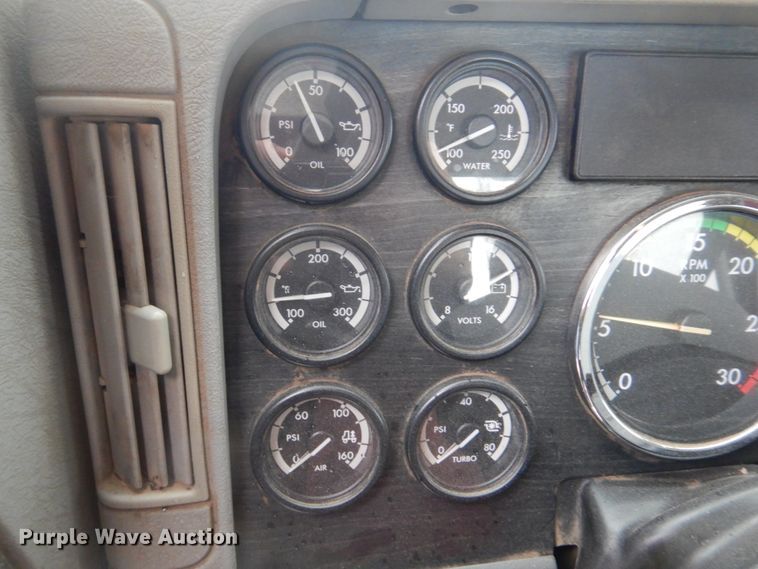 image for item IM9552 2007 Freightliner Columbia 120  semi truck