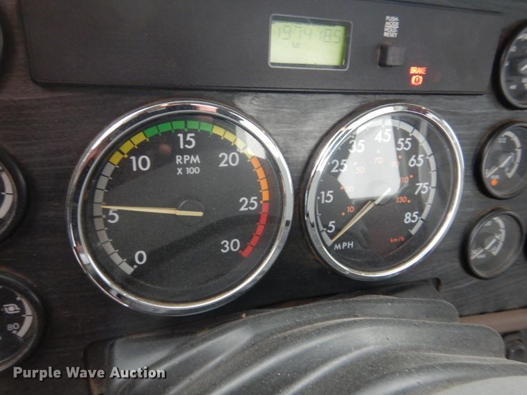 image for item IM9552 2007 Freightliner Columbia 120  semi truck