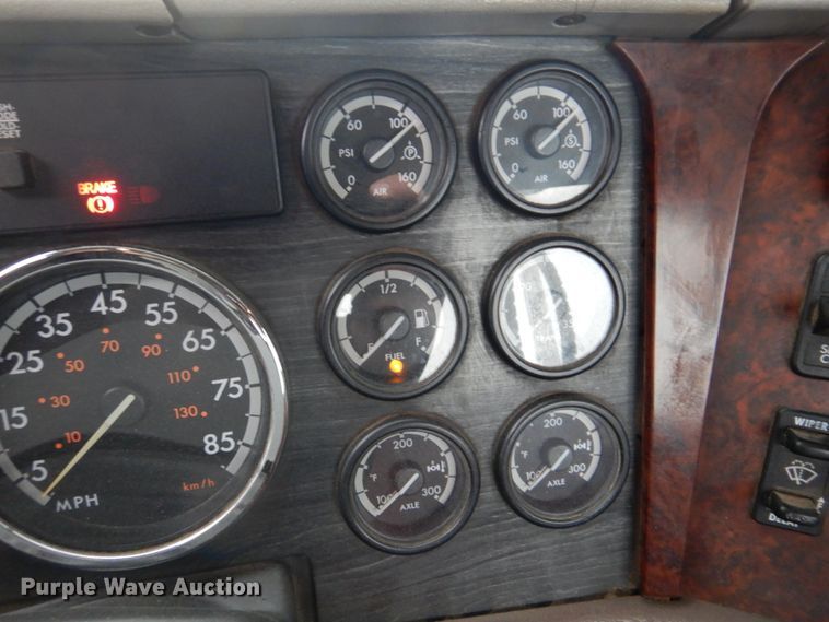 image for item IM9552 2007 Freightliner Columbia 120  semi truck