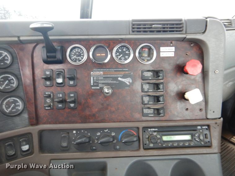 image for item IM9552 2007 Freightliner Columbia 120  semi truck