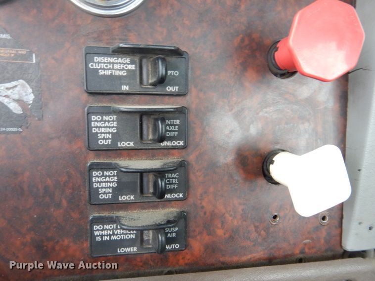 image for item IM9552 2007 Freightliner Columbia 120  semi truck