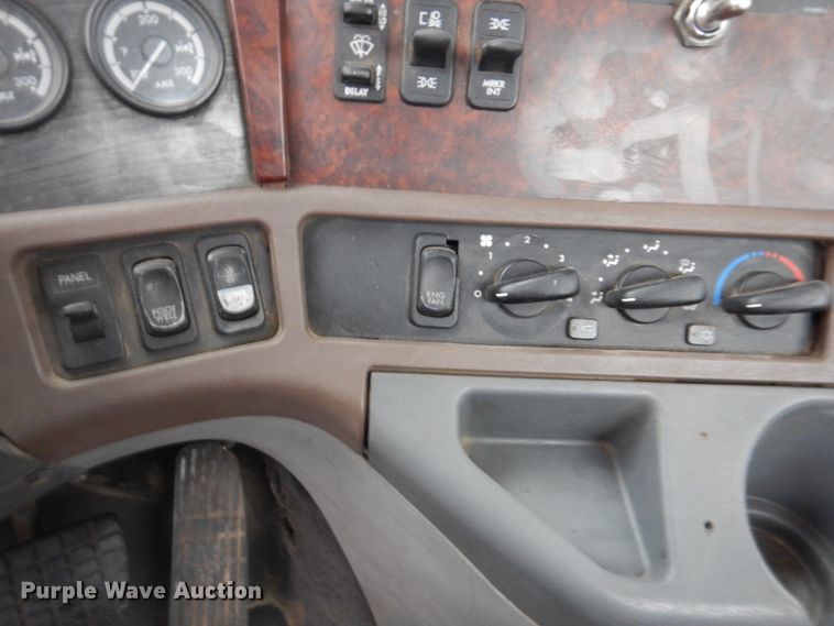 image for item IM9552 2007 Freightliner Columbia 120  semi truck