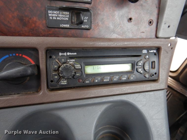 image for item IM9552 2007 Freightliner Columbia 120  semi truck