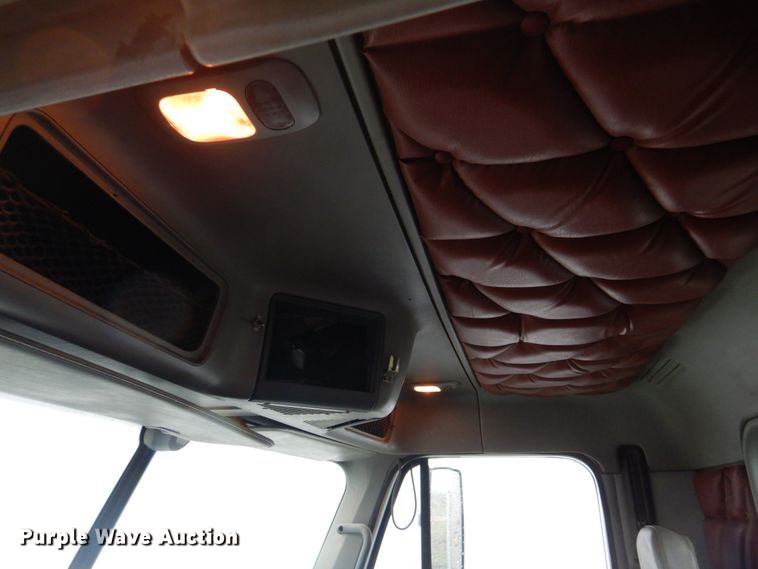 image for item IM9552 2007 Freightliner Columbia 120  semi truck