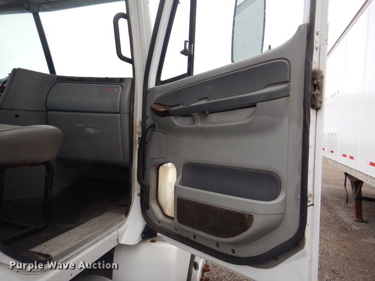 image for item IM9552 2007 Freightliner Columbia 120  semi truck