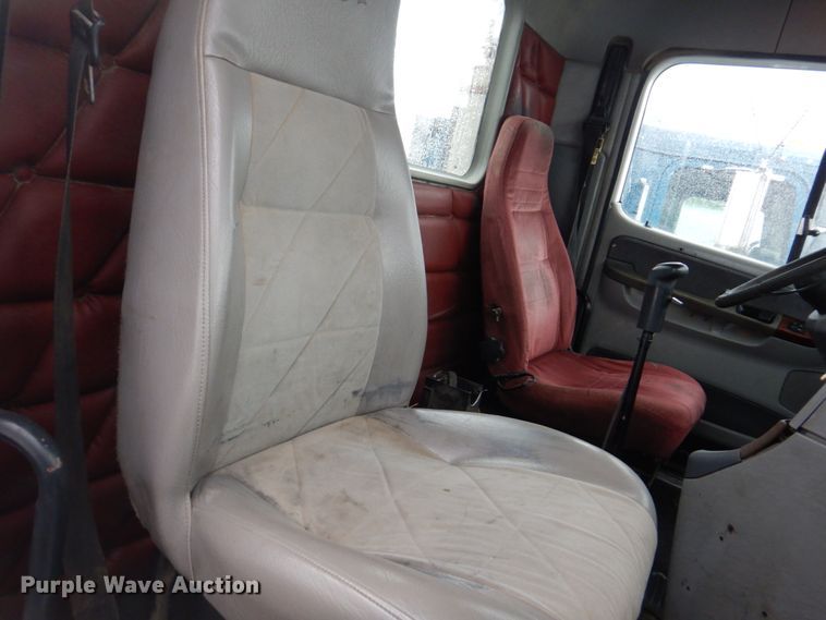 image for item IM9552 2007 Freightliner Columbia 120  semi truck