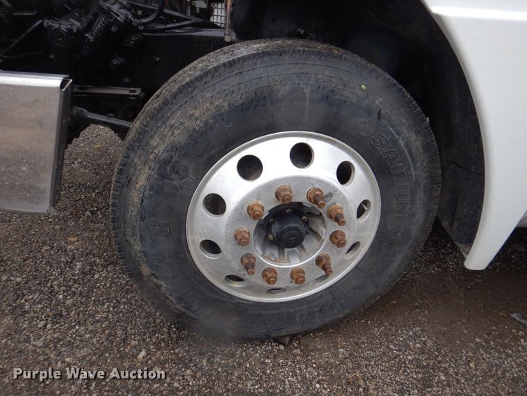 image for item IM9552 2007 Freightliner Columbia 120  semi truck