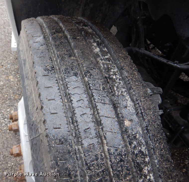 image for item IM9552 2007 Freightliner Columbia 120  semi truck