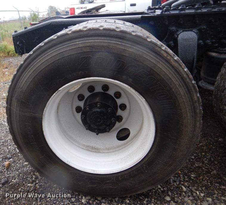 image for item IM9552 2007 Freightliner Columbia 120  semi truck