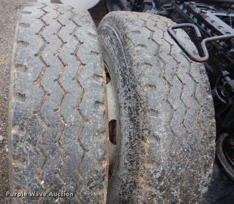 image for item IM9552 2007 Freightliner Columbia 120  semi truck