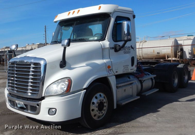 image for item IV9522 2012 Freightliner Cascadia  semi truck