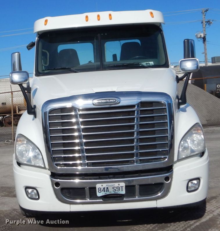 image for item IV9522 2012 Freightliner Cascadia  semi truck