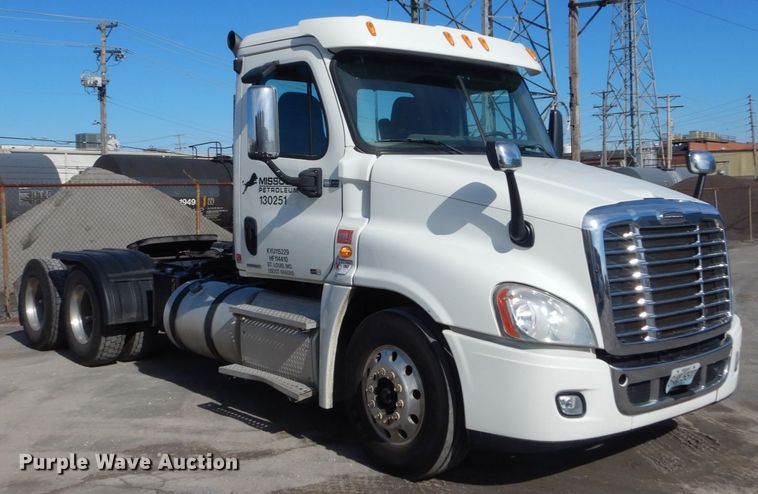 image for item IV9522 2012 Freightliner Cascadia  semi truck