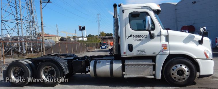 image for item IV9522 2012 Freightliner Cascadia  semi truck