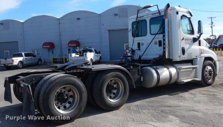 image for item IV9522 2012 Freightliner Cascadia  semi truck