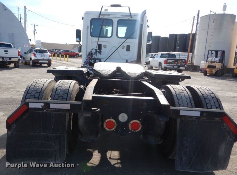 image for item IV9522 2012 Freightliner Cascadia  semi truck