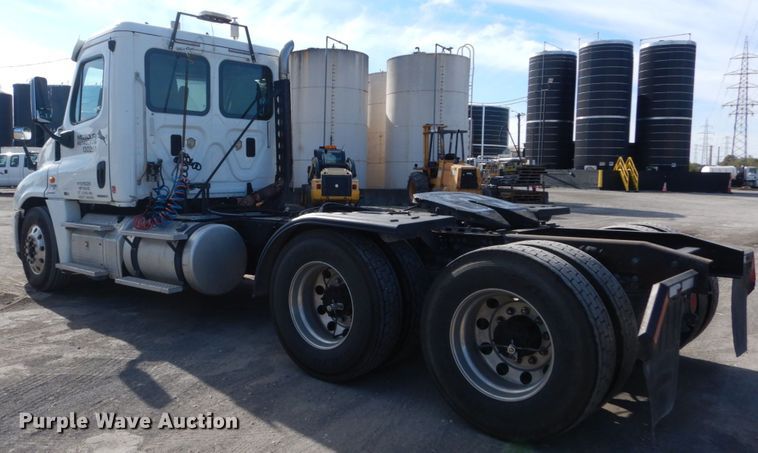 image for item IV9522 2012 Freightliner Cascadia  semi truck