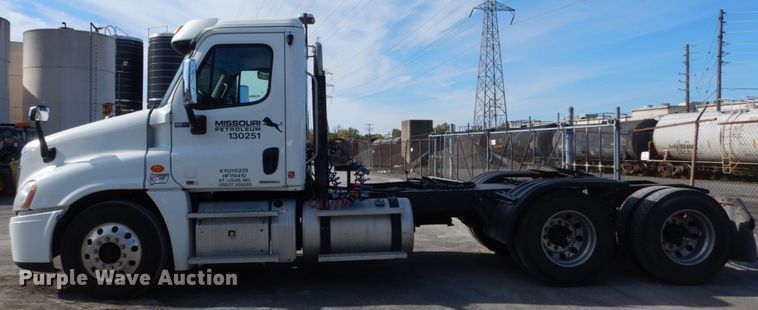 image for item IV9522 2012 Freightliner Cascadia  semi truck