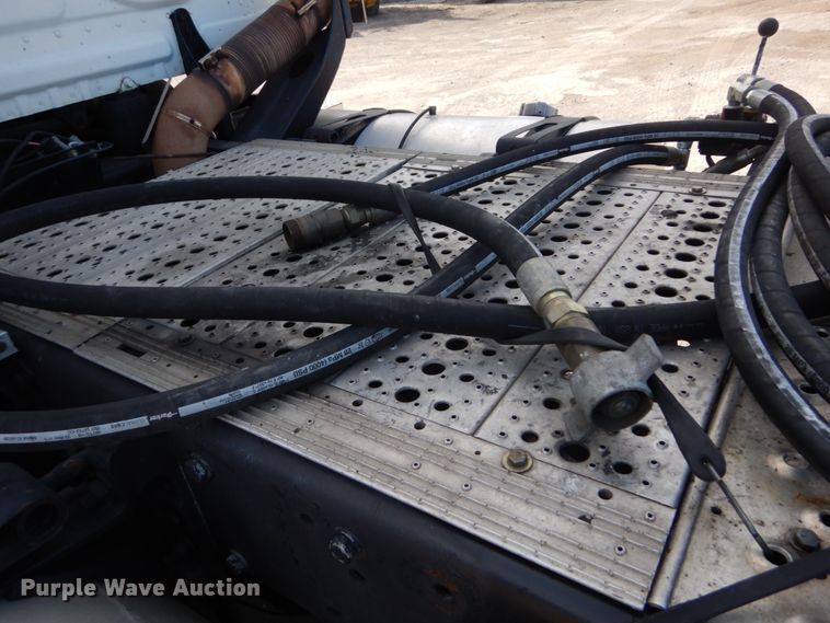 image for item IV9522 2012 Freightliner Cascadia  semi truck