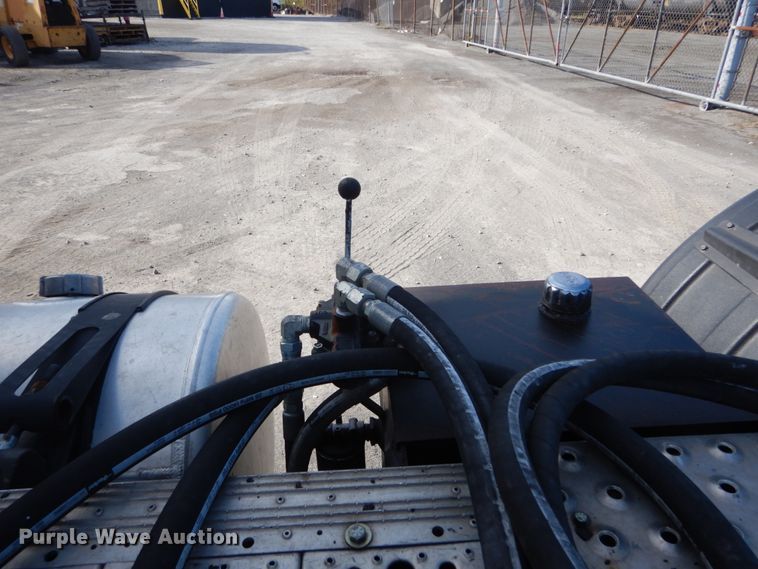 image for item IV9522 2012 Freightliner Cascadia  semi truck