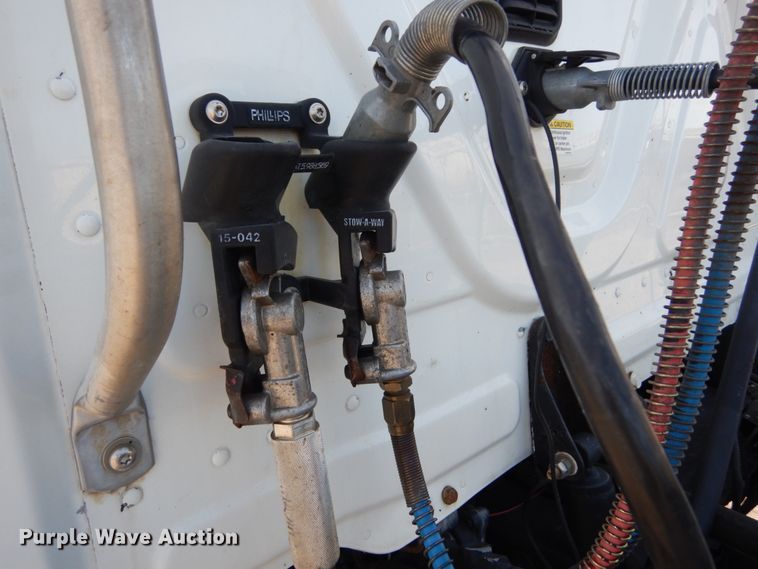 image for item IV9522 2012 Freightliner Cascadia  semi truck