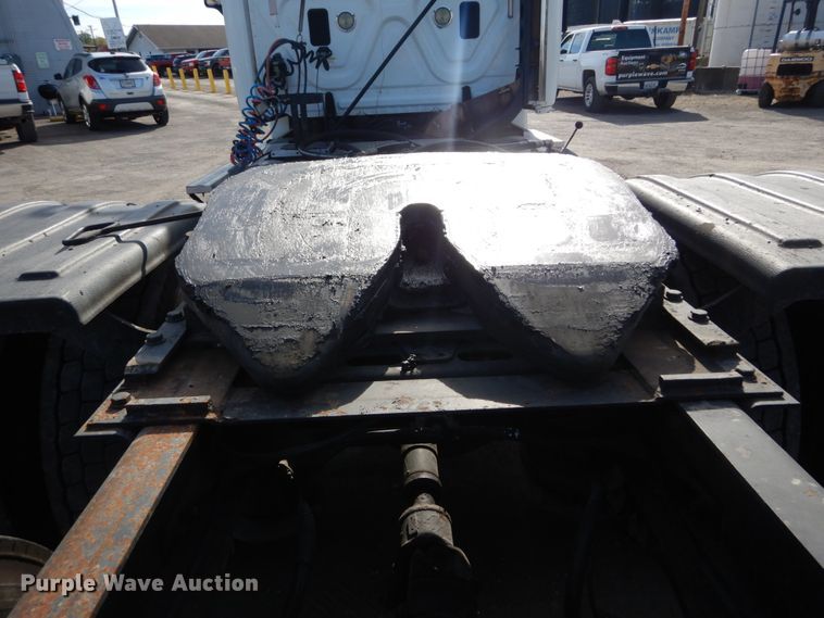 image for item IV9522 2012 Freightliner Cascadia  semi truck