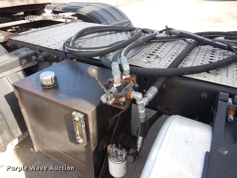 image for item IV9522 2012 Freightliner Cascadia  semi truck