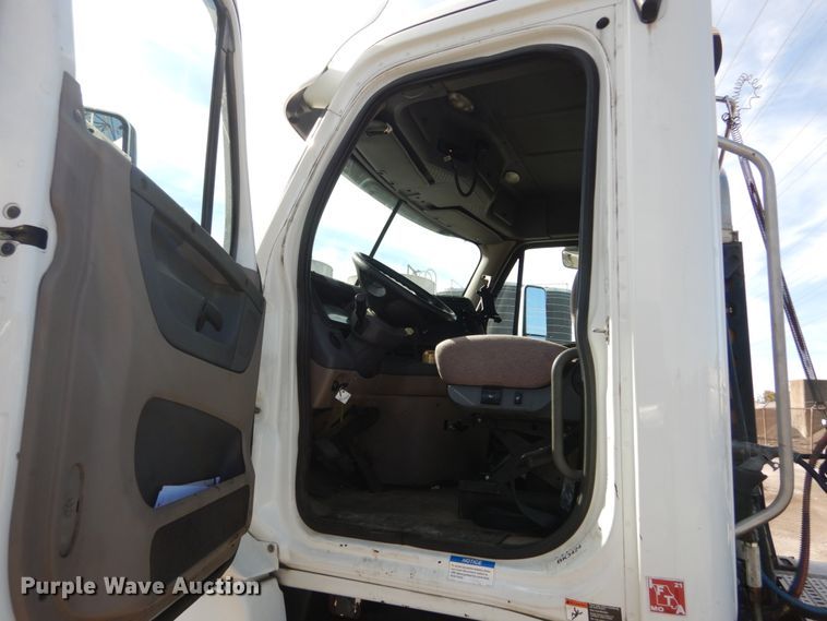 image for item IV9522 2012 Freightliner Cascadia  semi truck