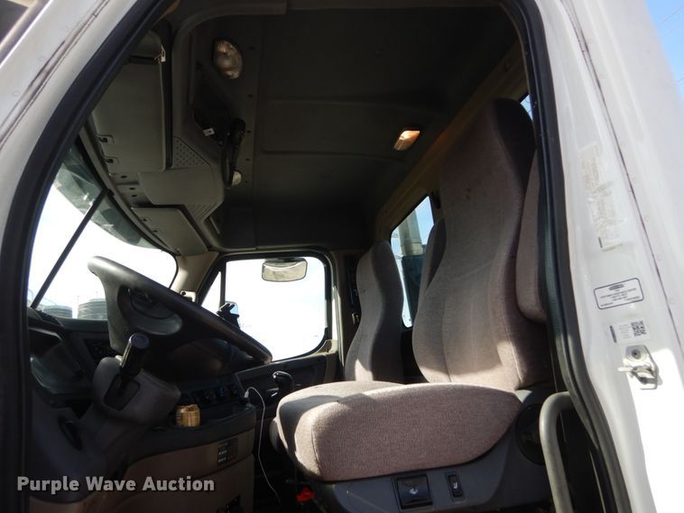 image for item IV9522 2012 Freightliner Cascadia  semi truck