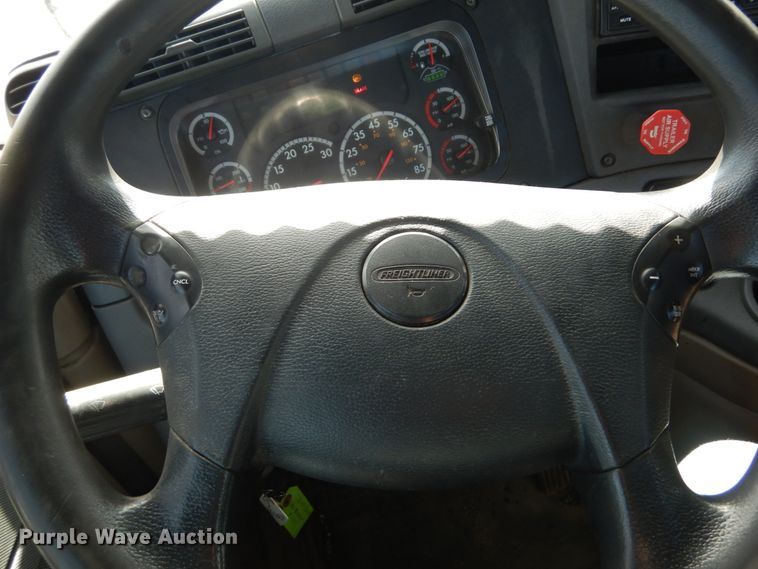 image for item IV9522 2012 Freightliner Cascadia  semi truck