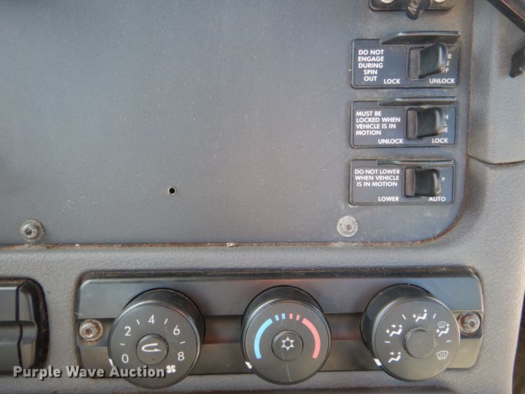 image for item IV9522 2012 Freightliner Cascadia  semi truck