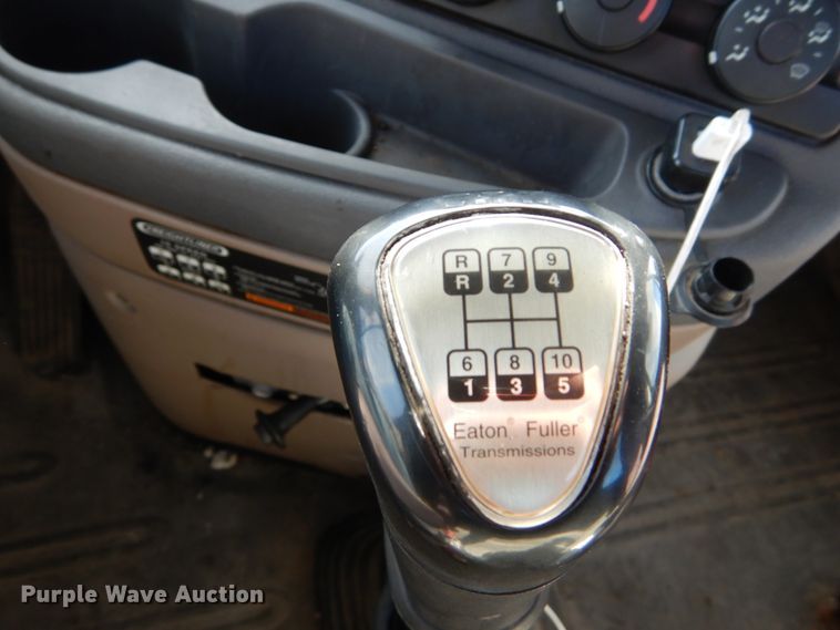 image for item IV9522 2012 Freightliner Cascadia  semi truck