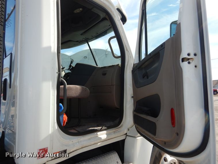 image for item IV9522 2012 Freightliner Cascadia  semi truck