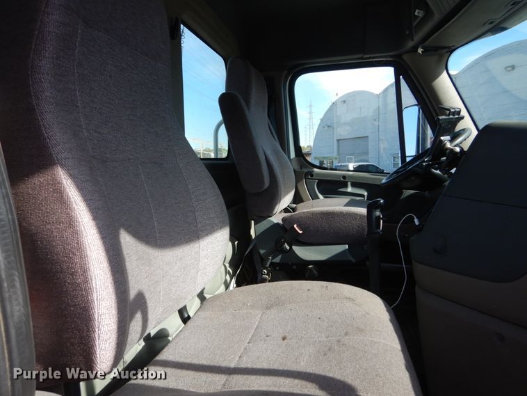 image for item IV9522 2012 Freightliner Cascadia  semi truck