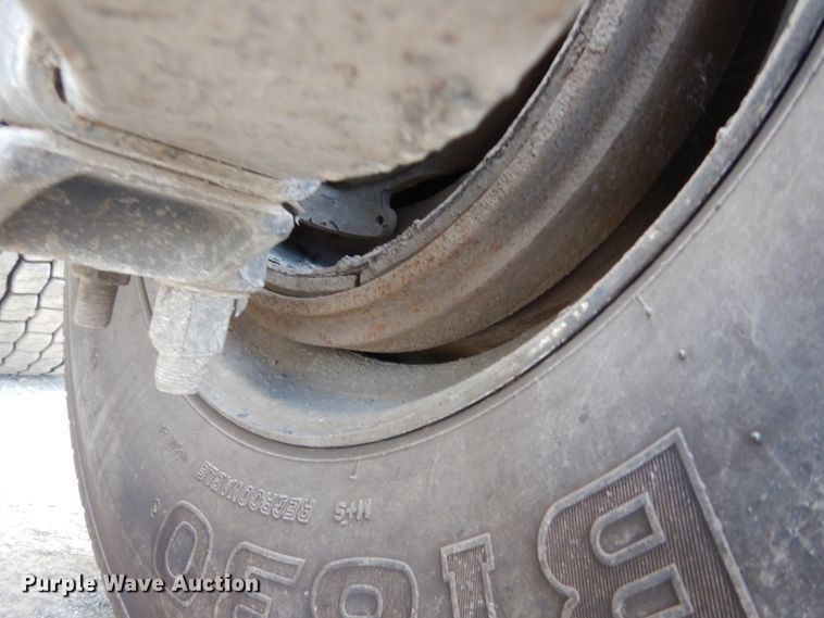 image for item IV9522 2012 Freightliner Cascadia  semi truck