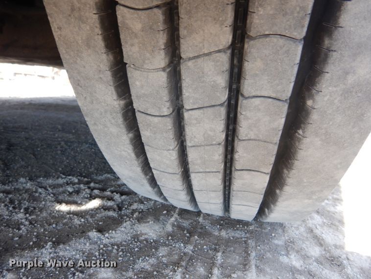 image for item IV9522 2012 Freightliner Cascadia  semi truck