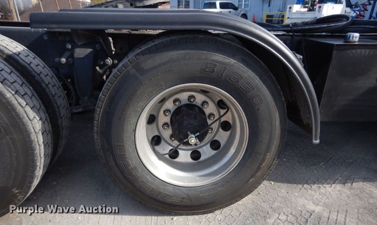 image for item IV9522 2012 Freightliner Cascadia  semi truck