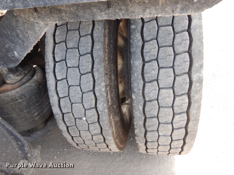 image for item IV9522 2012 Freightliner Cascadia  semi truck