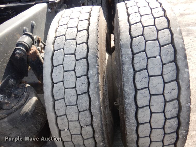 image for item IV9522 2012 Freightliner Cascadia  semi truck