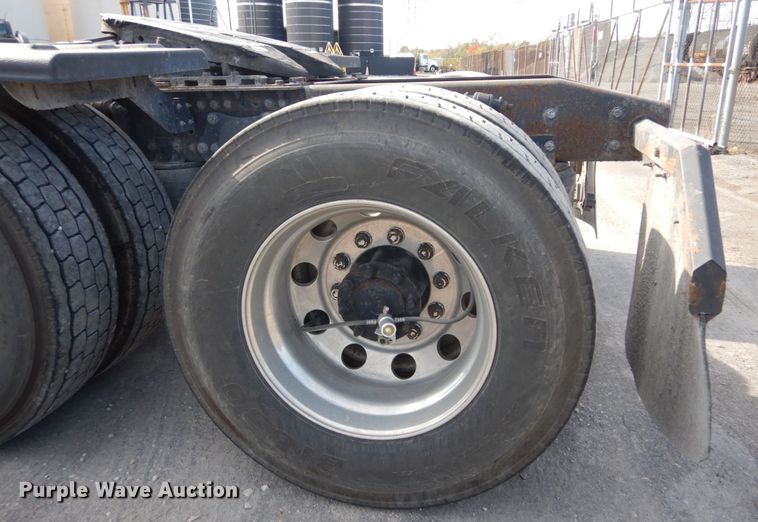 image for item IV9522 2012 Freightliner Cascadia  semi truck